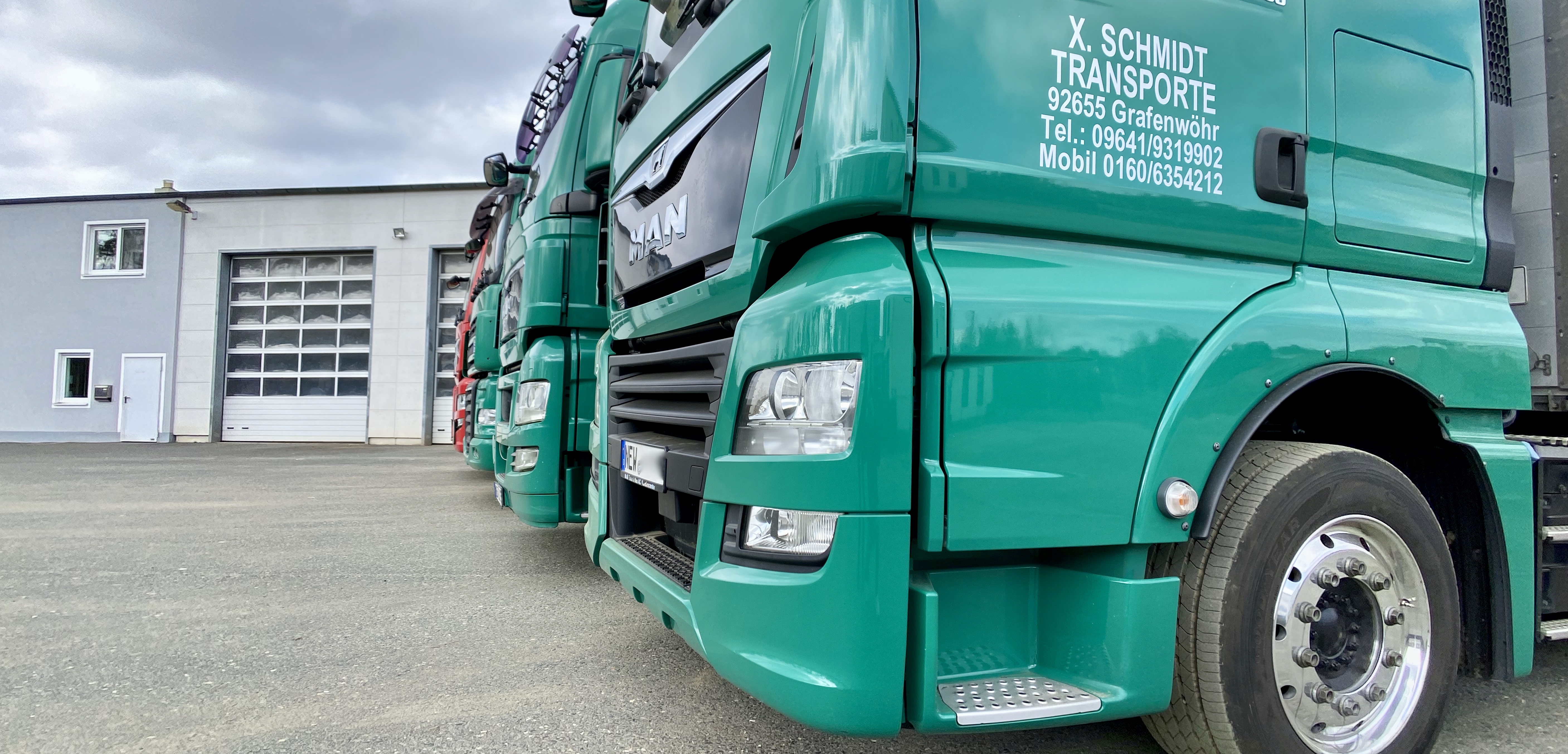 Lkws der Firma X.Schmidt Transporte