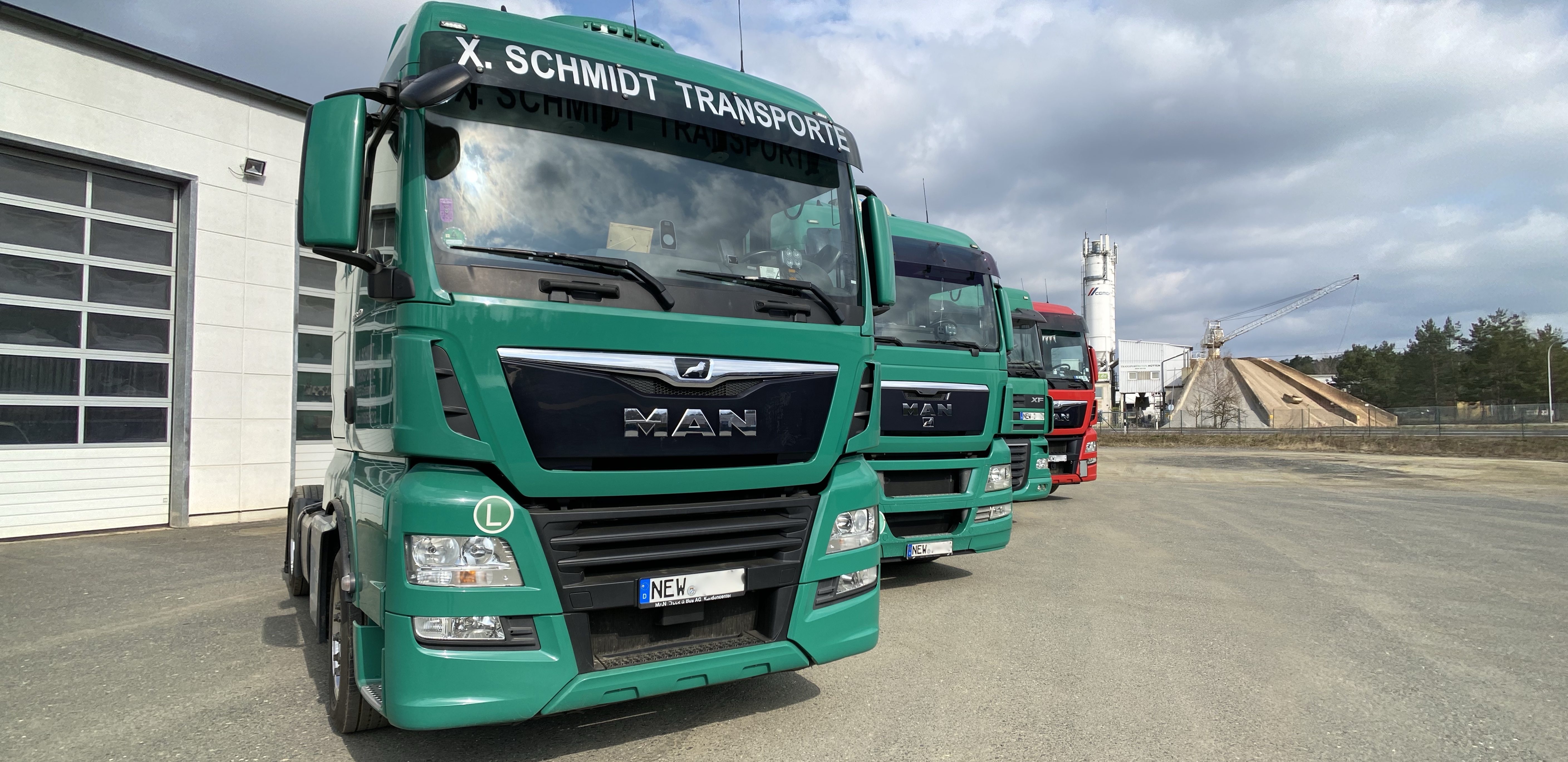 Lkws der Firma X.Schmidt Transporte